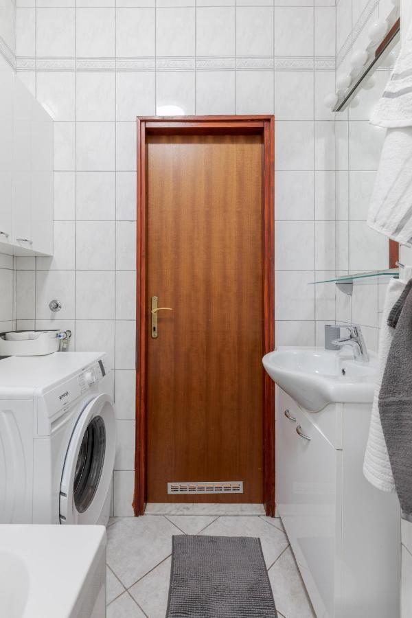 Lisinski Apartment With Private Parking